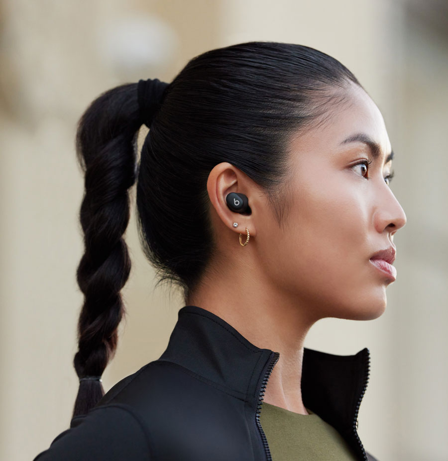 Une personne profitant de 3 mois d’abonnement gratuit à Apple Music