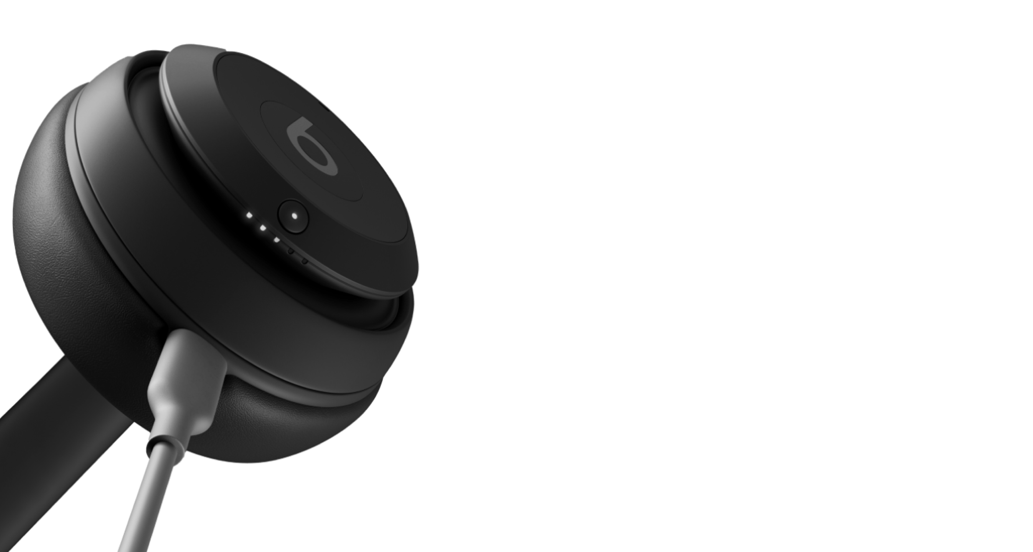 Plan rapproché du casque Beats Studio Pro noir avec câble USB-C