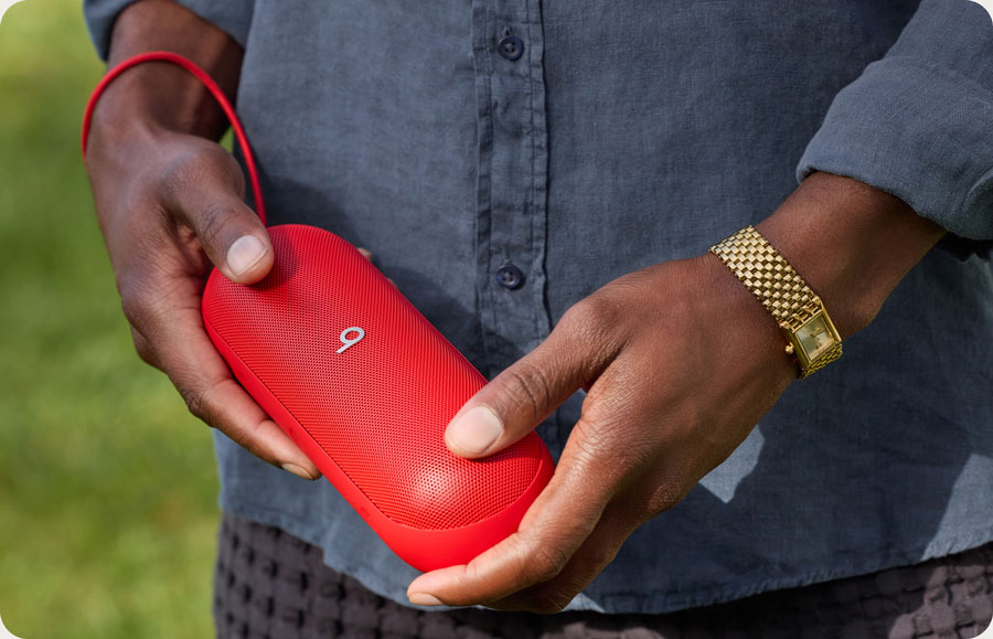 Pessoa segurando uma Beats Pill